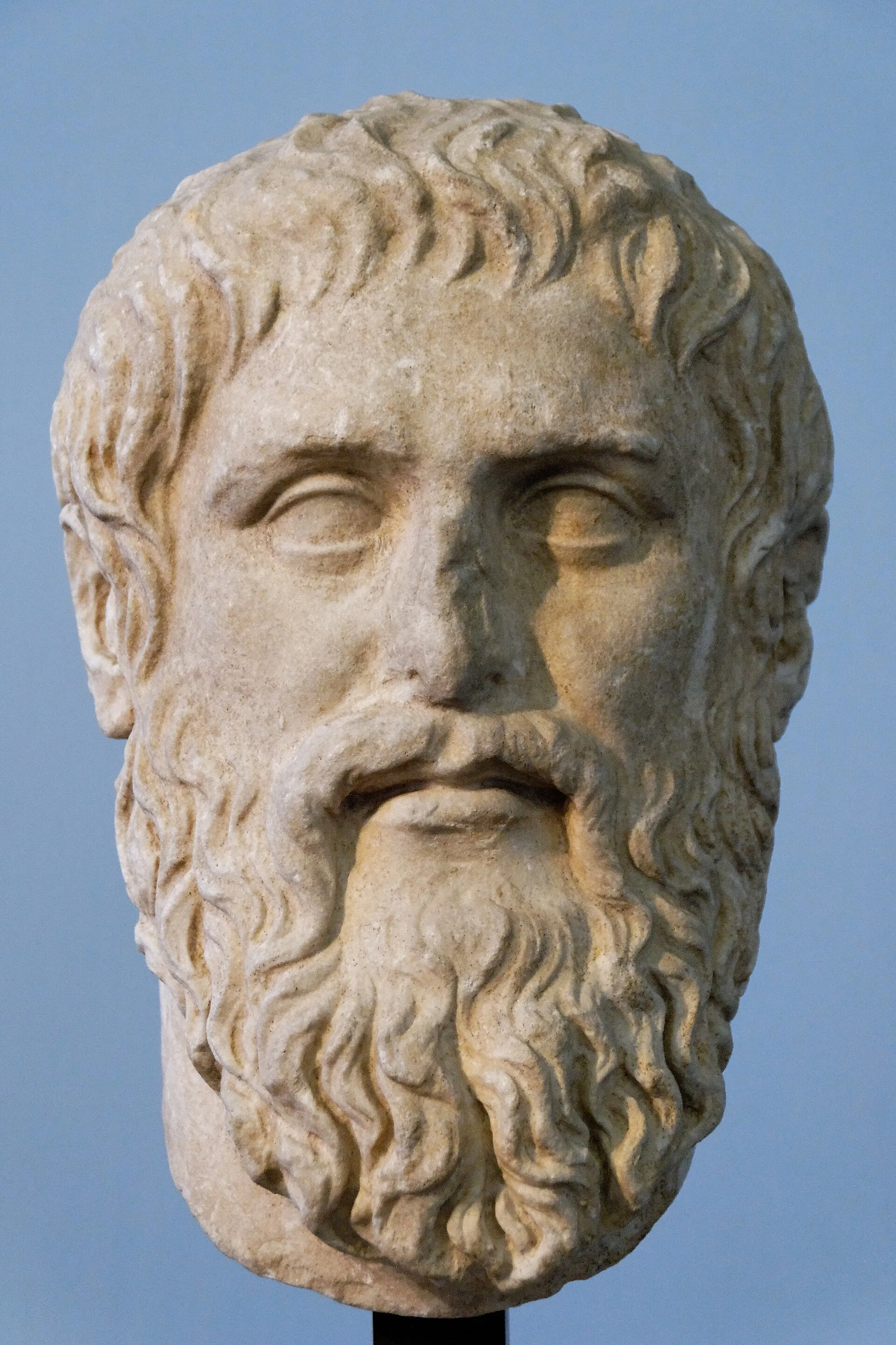 Busto de mármol de Platón, con barba corta, frente amplia y mirada frontal.